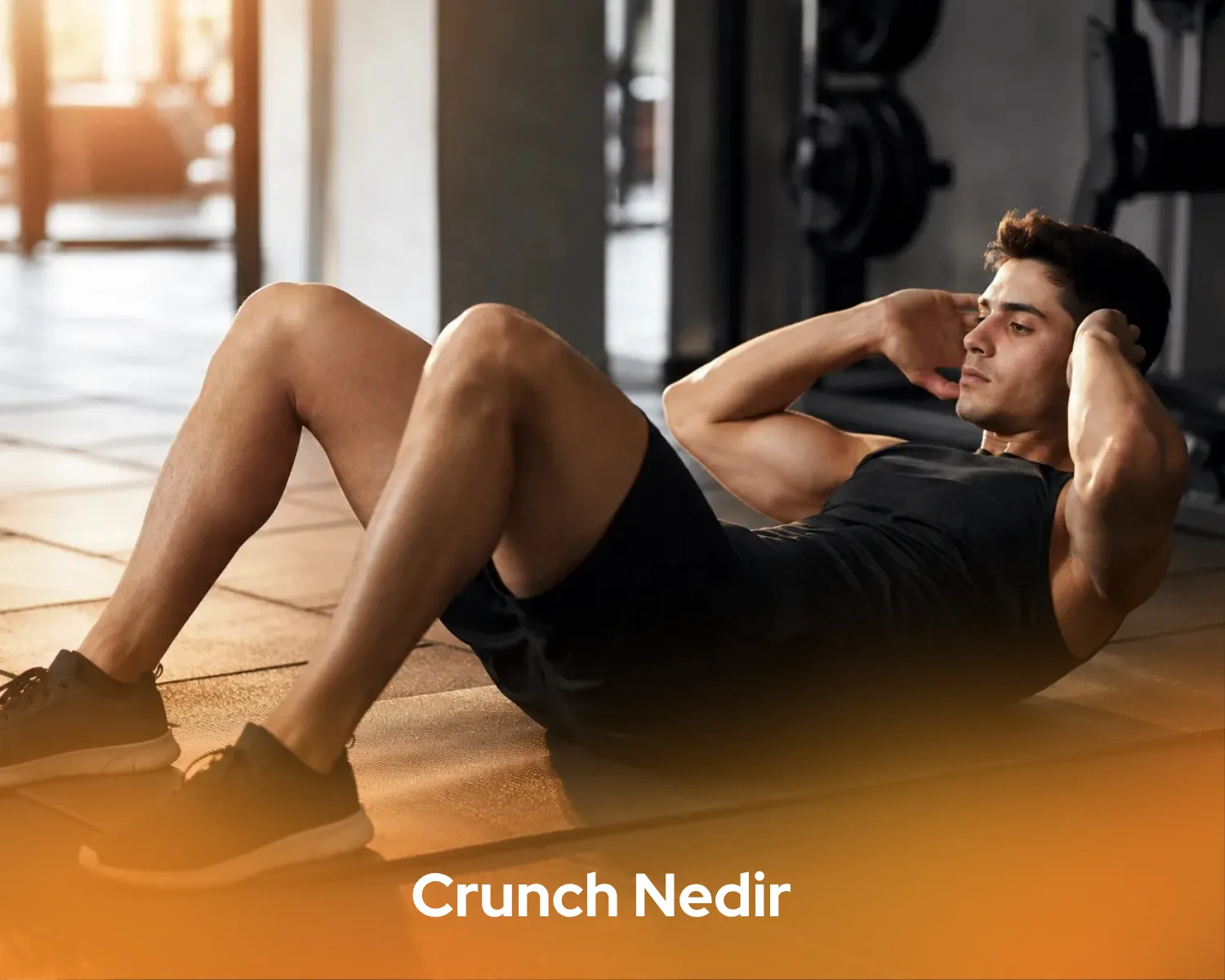 Gerçekçi spor salonunda mat üzerinde crunch yapan kişi, karın kaslarını güçlendiriyor.